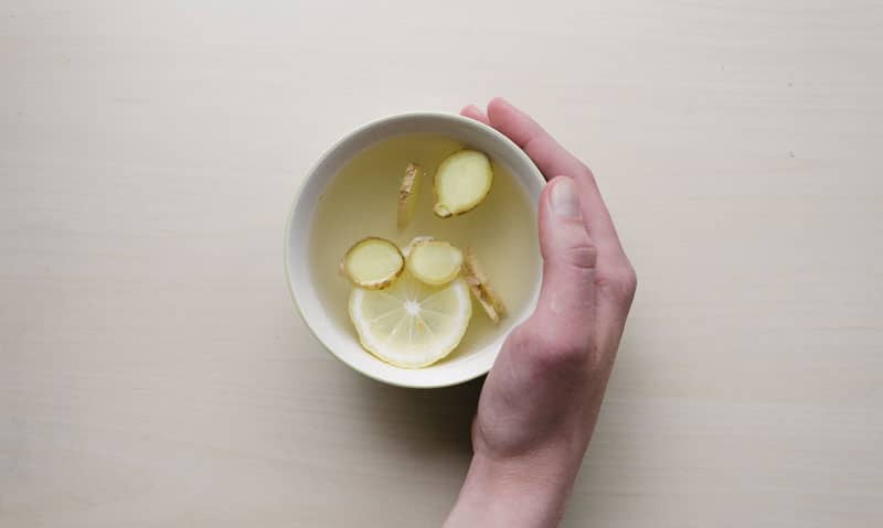 Limón y jengibre con agua alcalina