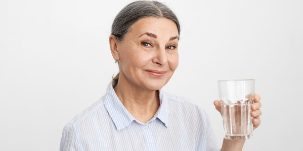 Agua alcalina y bienestar en mujeres posmenopáusicas: Lo que dice la ciencia