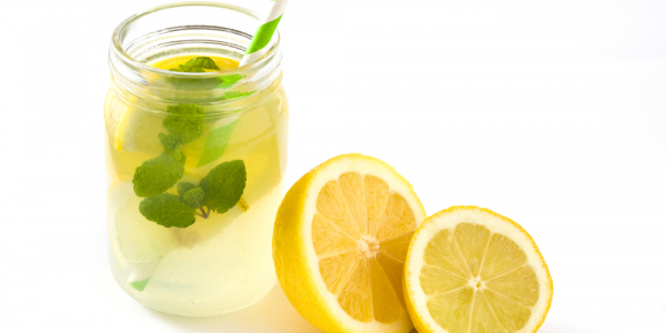 Agua alcalina con limón en ayunas, receta con agua alcalina