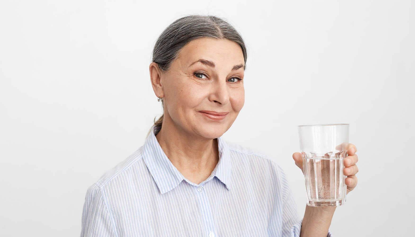 Agua alcalina y bienestar en mujeres posmenopáusicas: Lo que dice la ciencia